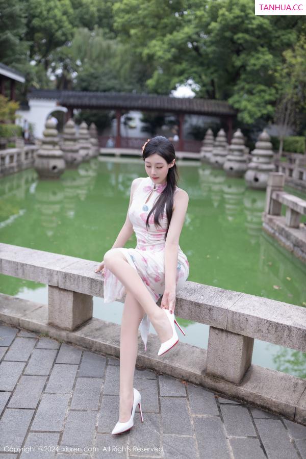 逗逗DouDou  [XiuRen]高清写真图 2024.08.29 No.9087 小逗逗 丝袜美腿第18张图片